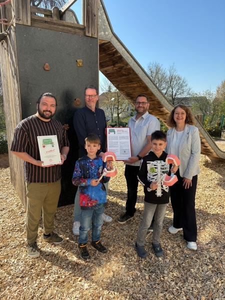 Freuen sich über die Auszeichnung: Muhammet Piri (OGS Leitung), Schüler Simon, Schulleiter Andreas Gehlhaus, Marco Mundhenk (OGS Leitung), Schüler Tim Emil und Bettina Sprenger vom Arbeitskreis Zahngesundheit Paderborn (v.l.).